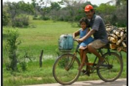 Le vélo permet à cet homme de se déplacer trois fois plus vite.