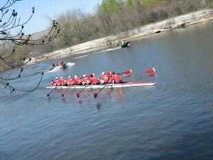 Le temps le plus rapide de 17:45.56 a été établi sur le canal de Lachine par un équipage composé de huit rameurs identifiés aux couleurs du Club d’aviron de Montréal.
